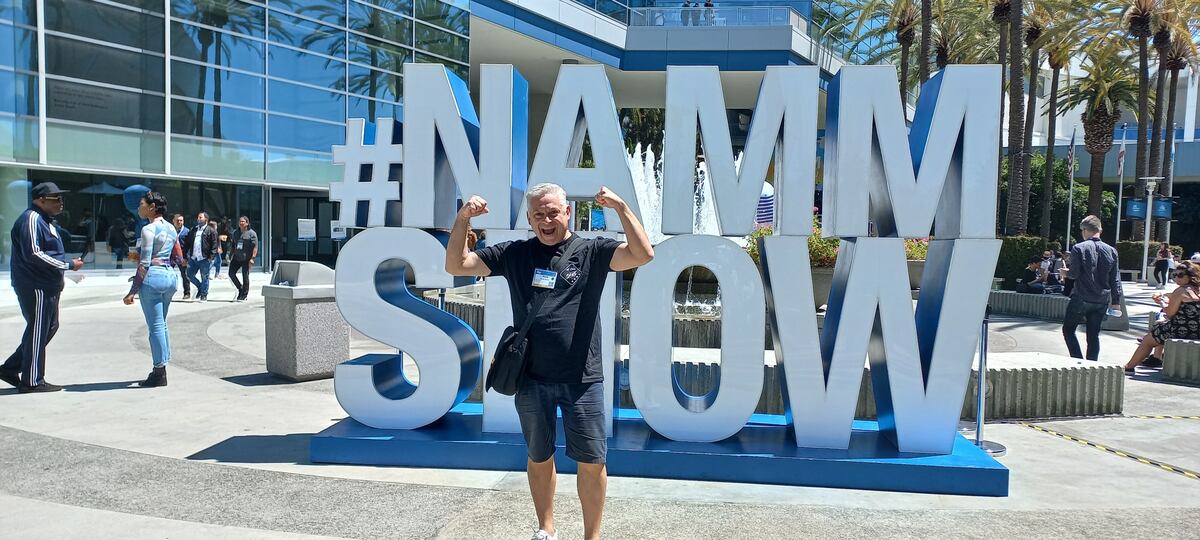 El cordobés en un evento de la NAMM, siglas en inglés de la Asociación Nacional de Comerciantes de Música de Estados Unidos. (Gentileza Rodi Zarza).
