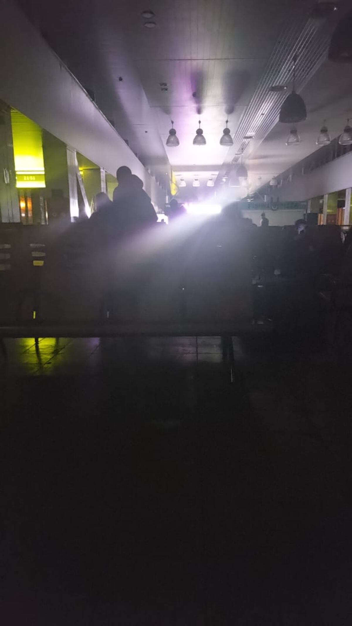 Así luce la estación de tren de Kiev, a oscuras. (La Voz)