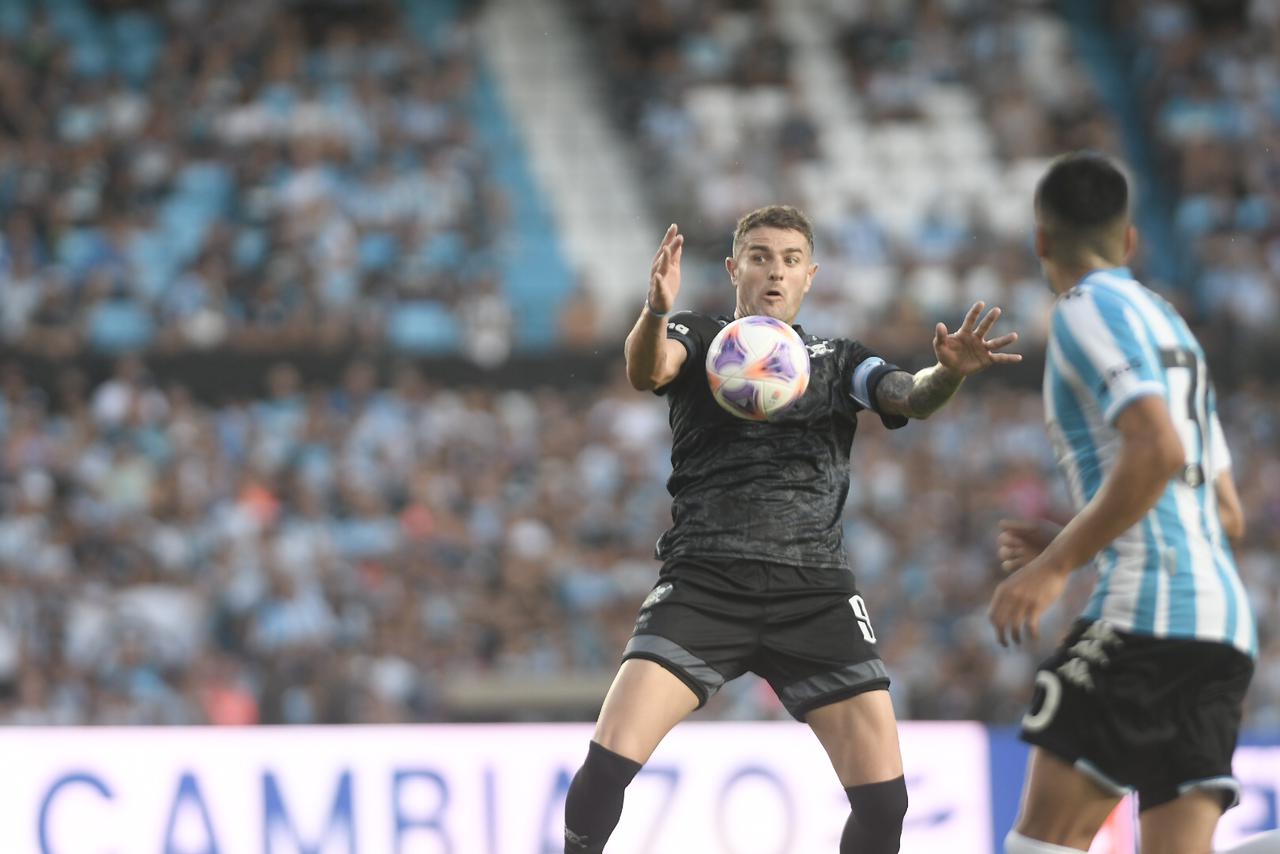 Pablo Vegetti, el capitán de Belgrano, siempre preocupó a la defensa de Racing. (Federico López Claro / La Voz)
