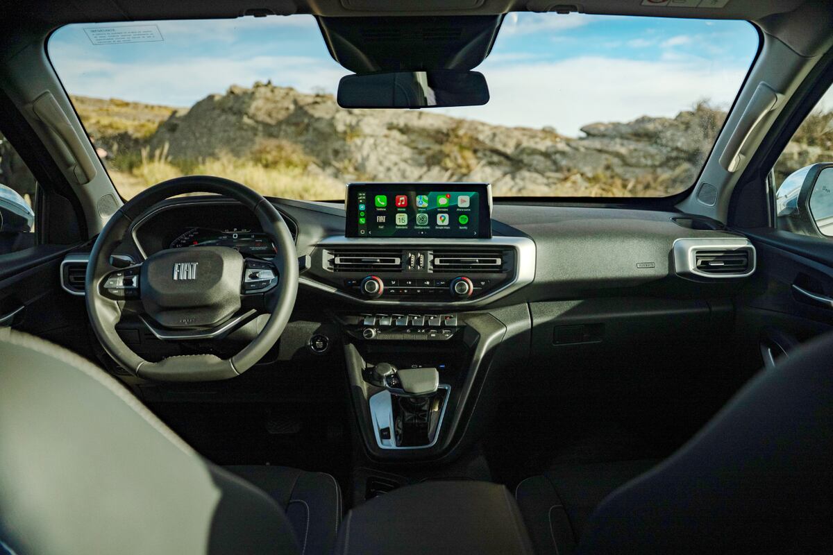 Así es el interior de la Fiat Titano: la versión Ranch incorpora asistencias a la conducción como frenado autónomo de emergencia o control de velocidad crucero adaptativo.