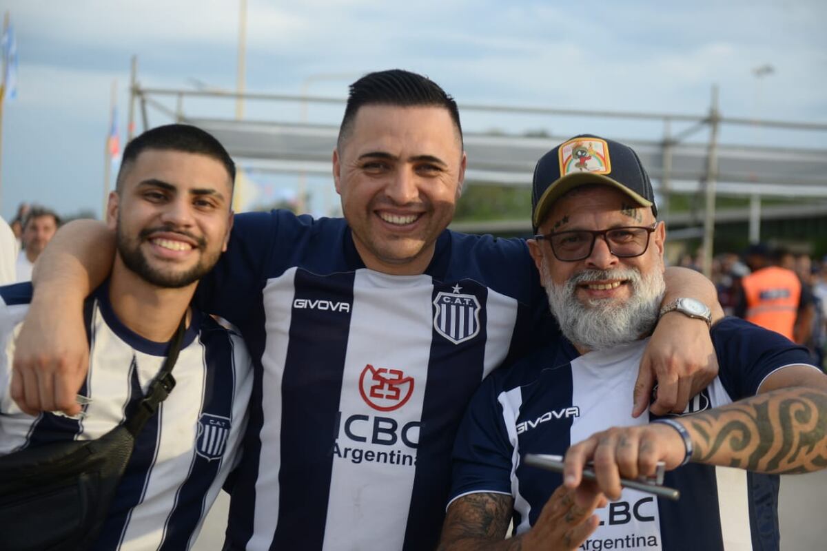 Los hinchas de Talleres dijeron presente en Santiago para acompañar al equipo de Medina (Foto: José Hernández).