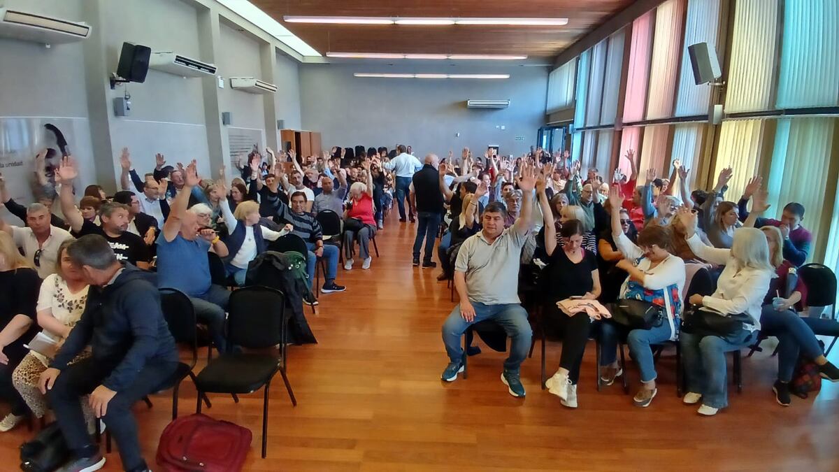 Aprobación. Por una amplísima mayoría, la asamblea provincial docente aprobó el acuerdo que la conducción de la UEPC había negociado con el Gobierno provincial.