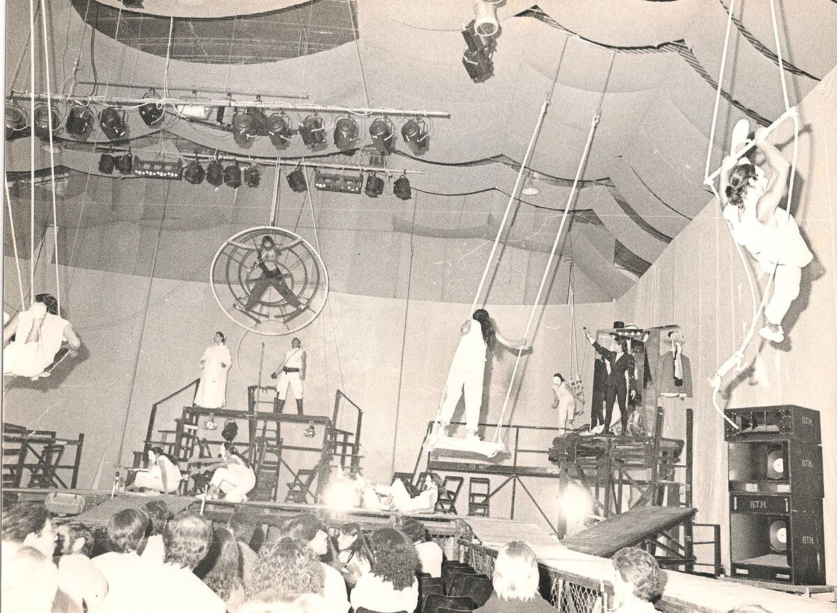 Un pasaje acrobático de "El espectáculo va a comenzar", la ópera rock que marcó un antes y un después en el teatro independiente cordobés. (Gentileza Pato Achával)