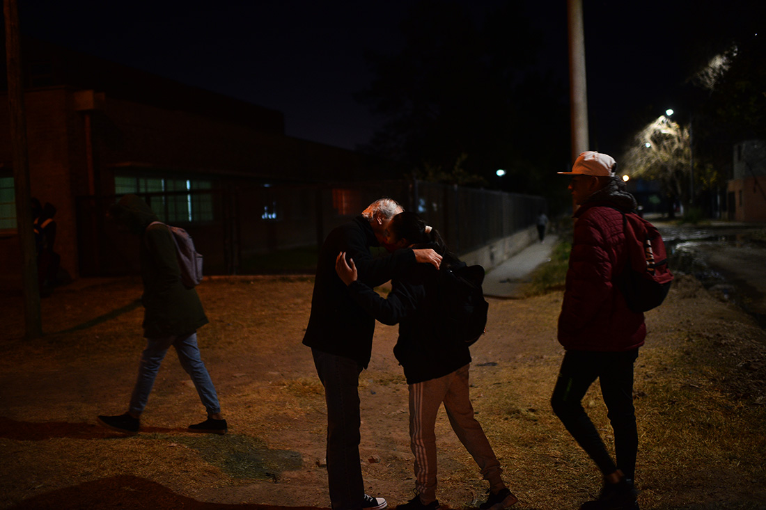 Marqués Anexo. José recibe a sus estudiantes con un abrazo. (Pedro Castillo/La Voz)