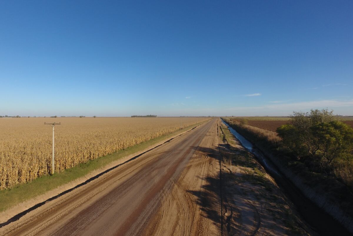 Los consorcios camineros trabajan junto al Gobierno provincial para la conservación, mejora y reparación de unos 58 mil kilómetros de caminos rurales distribuidos en todo el territorio cordobés.