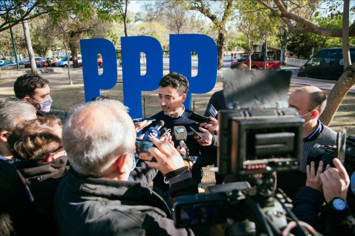 De Loredo explica su propuesta en una intervención urbana en el parque Sarmiento.