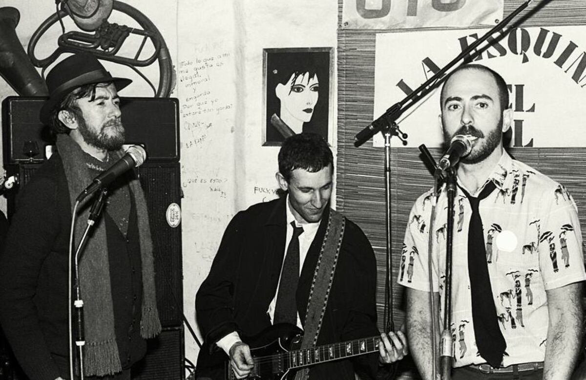 Enrique Symns junto a Sjay y el Indio en La Esquina del Sol de Palermo, durante una presentación en 1984 (foto Carlos Giustino/Aspix).