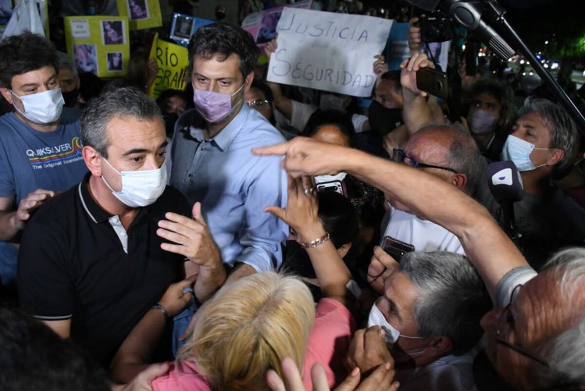 Marcha por la inseguridad. El gobernador de Santa Fe y el intendente de Rosario debieron retirarse de la protesta. (Foto / Juan José García)