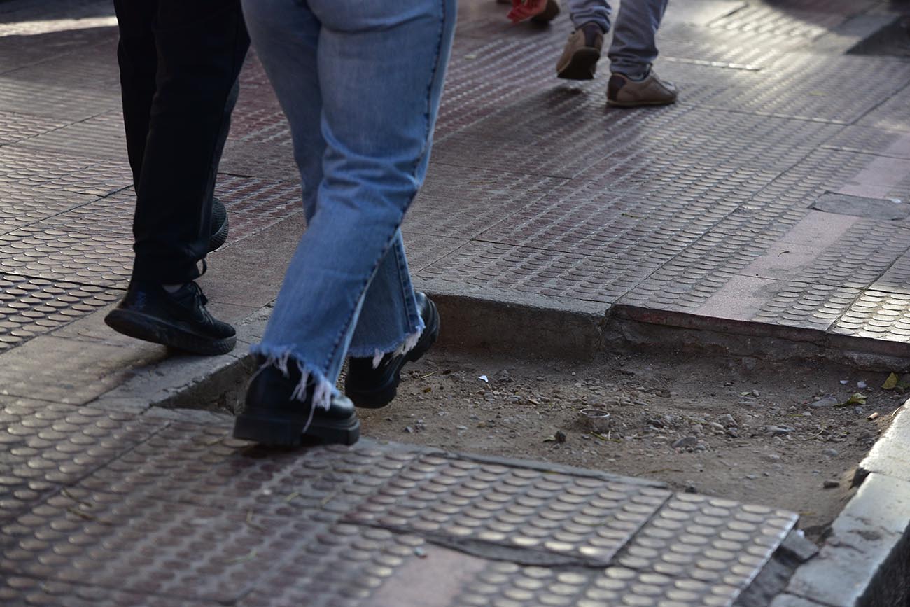 Las rampas y veredas en mal estado dificultan la circulación significativamente. (José Gabriel Hernández / La Voz)