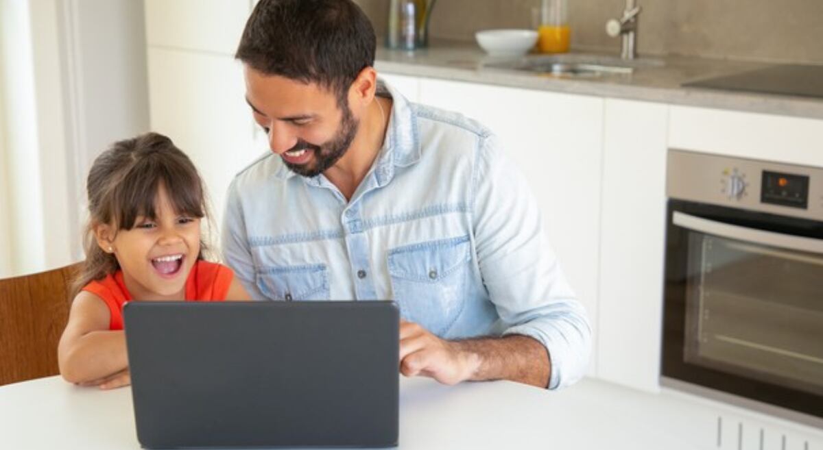 Con una notebook se puede mantener la conexión diaria y hacer la cantidad de videollamadas que se quieran. (Foto: Freepik)