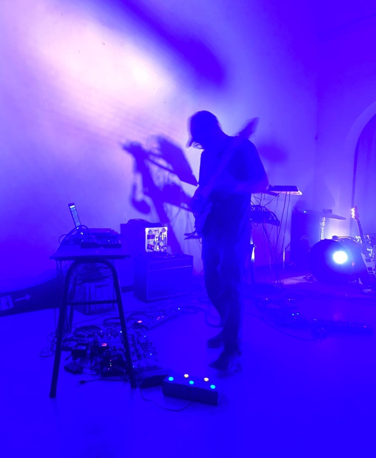 Viejasound (o Clonna), en acción, entre su "bitarra" (guitarra y bajo en un mismo instrumento), sus pedales y su computadora. (Gentileza Fede Kenis).