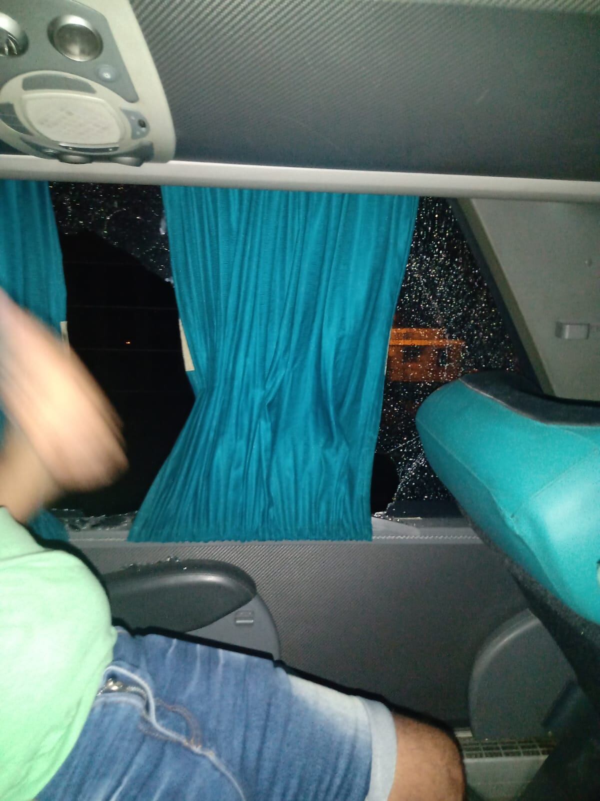 Agredieron al colectivo de Racing de Córdoba cuando volvía del partido con River. (Gentileza)