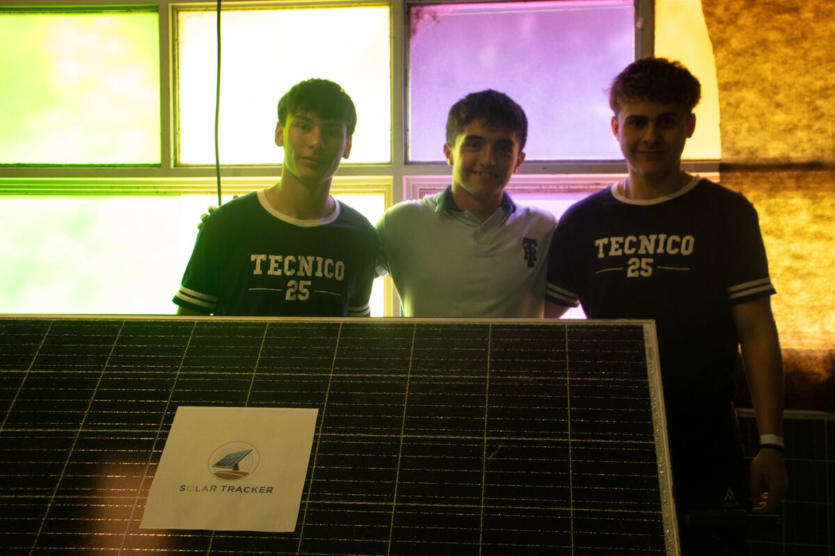 Estudiantes de 7° año del colegio Luis Manuel Robles, de la Ciudad de Córdoba creadores de "Solar Tracker".