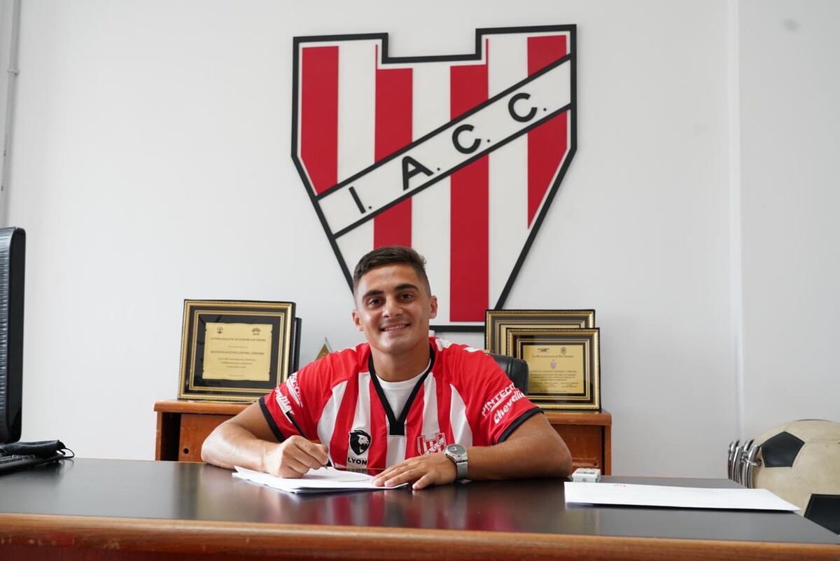 Manuel Liendo, cuando firmó su primer contrato en Instituto.