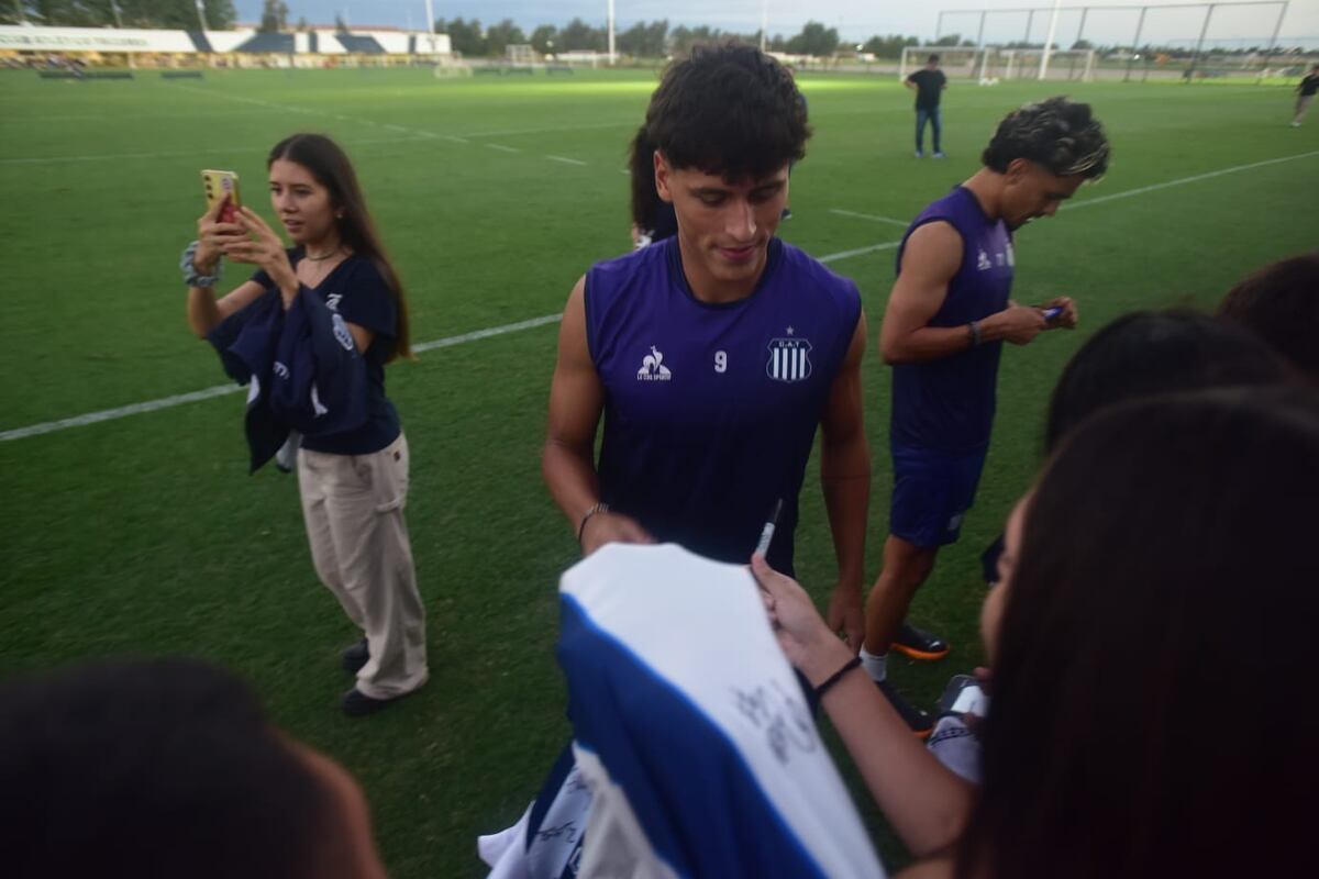 Talleres: el entrenamiento abierto reforzó el vínculo entre el plantel y su gente, en una tarde marcada por el viento y el aliento constante. (Javier Ferreyra / La Voz)