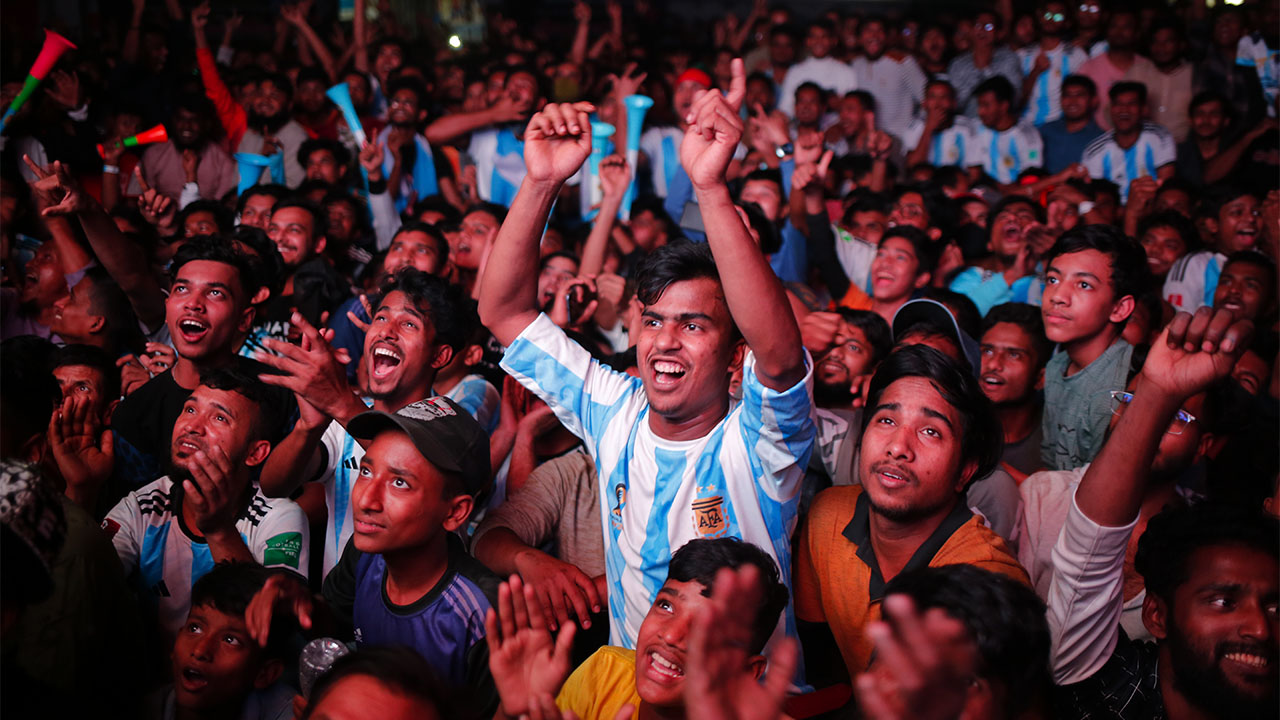 Bangladesh. Una multitud celebró la victoria de Argentina.