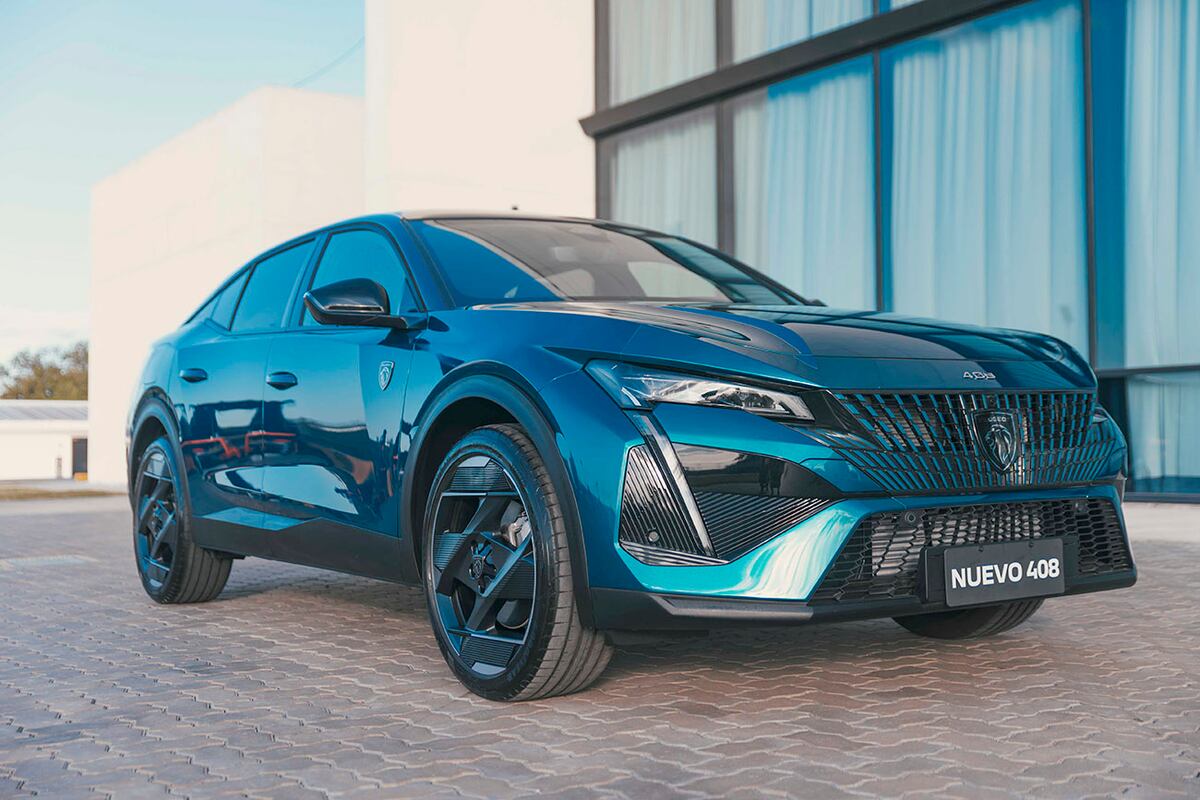 El nuevo 408, mezcla de sedán, utilitario deportivo y cupé, completa una oferta renovada de la marca, que acaba de sumar los SUVs 3008 y 5008.