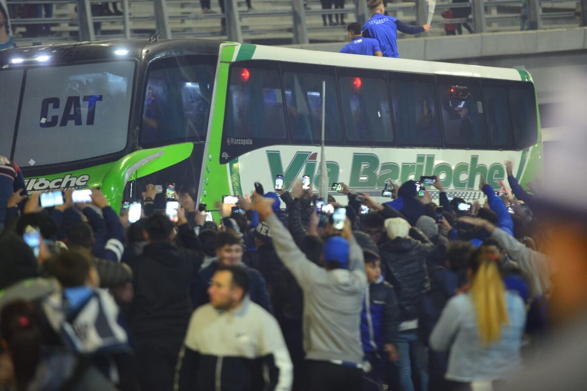 La hinchada de Talleres en el Kempes para recibir al plantel. (Facundo Luque y Javier Ferreyra)