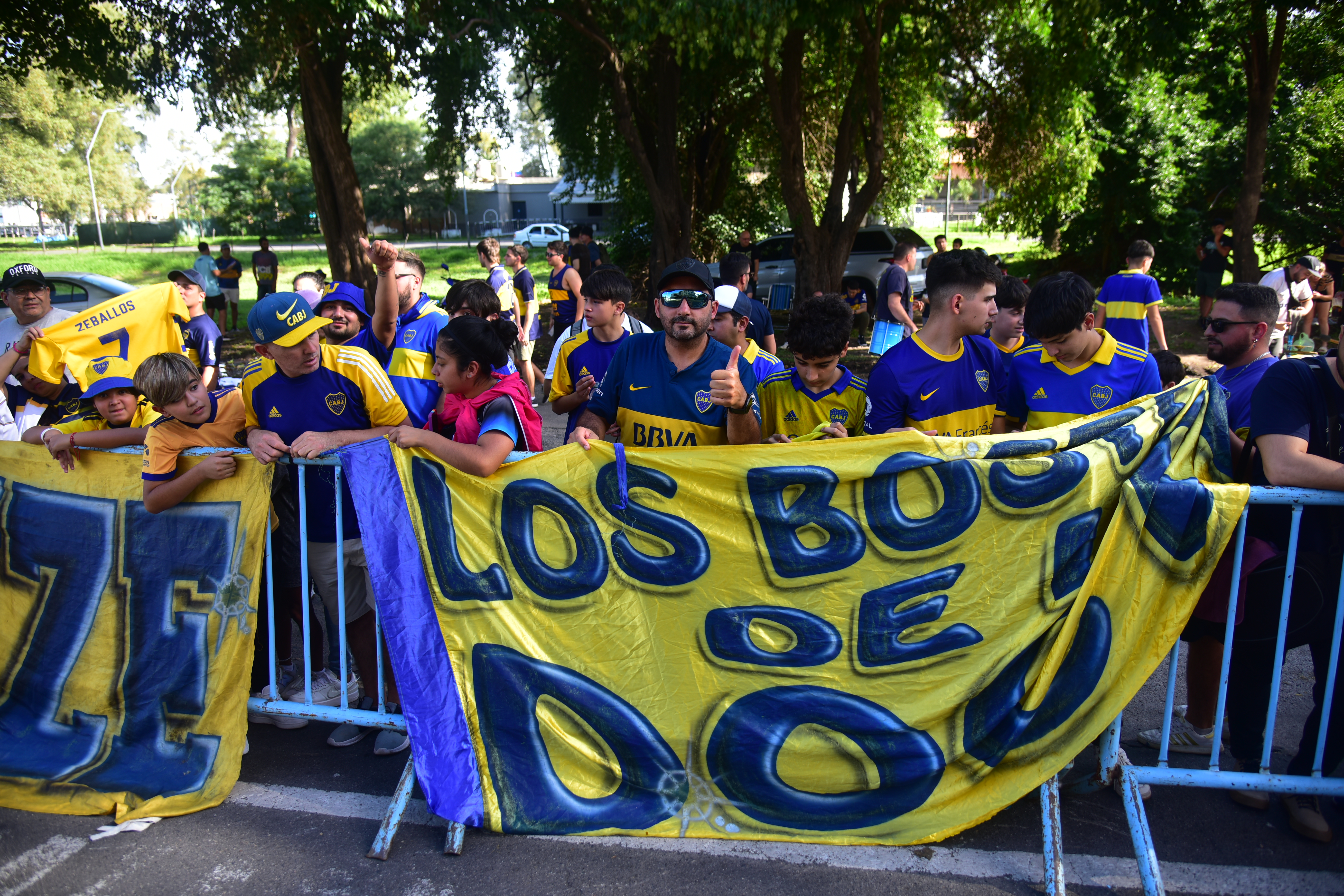 Los hinchas de Boca, en la llegada del equipo a Córdoba. (Pedro Castillo / La Voz)