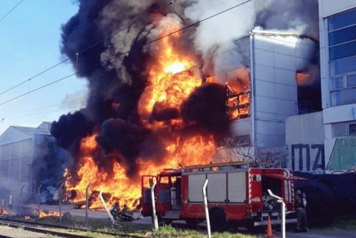 Incendio. En una Cervecería Quilmes. (Twitter)