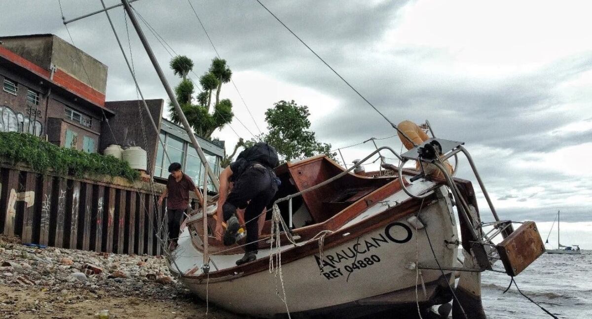 El Araucano, el velero que se usó en El Eternauta, quedó destruído en la costa (El Litoral / Gentileza Gente de Río)