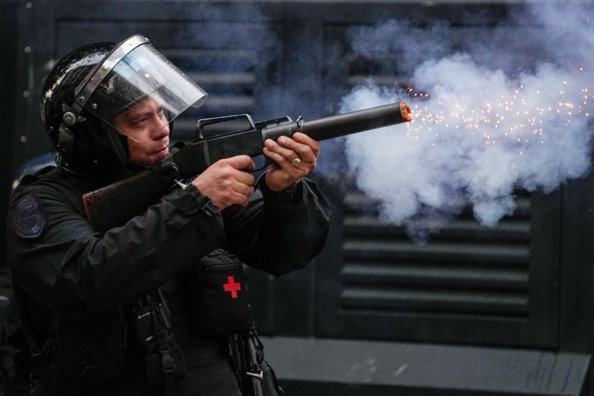Máxima tensión en el Congreso: gas pimienta y bombas molotov entre los agentes y los manifestantes. (AP / Natacha Pisarenko)