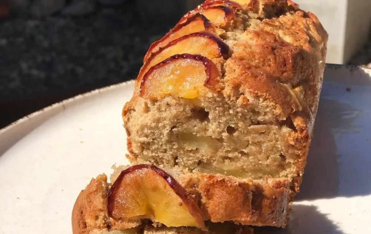 Budín de manzana en licuadora: la receta saludable y rápida sin harina ni azúcar para tu merienda