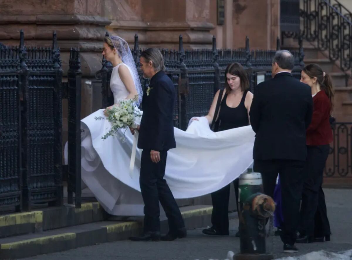 Maya Hawke entrando a la iglesia junto a Ethan Hawke. (Foto: Page six)