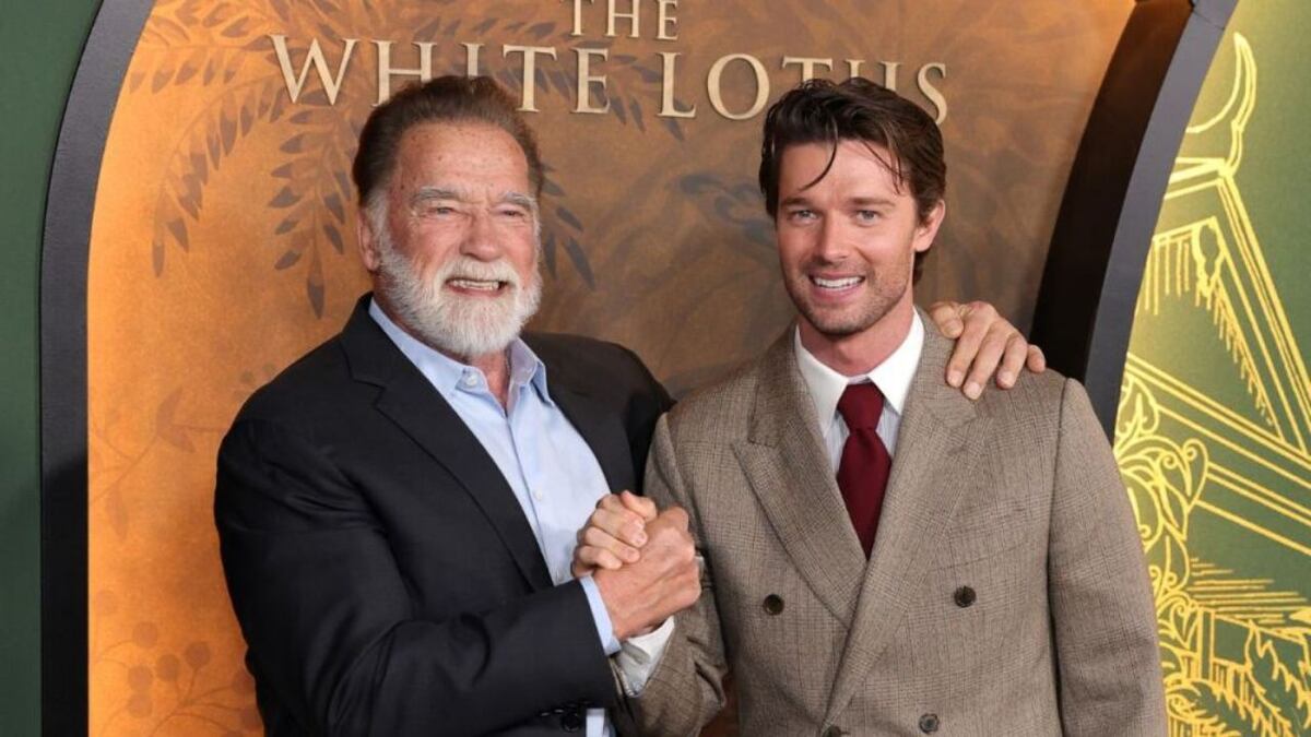 Patrick Schwarzenegger junto con su papá Arnold, en la premiere de la tercera temporada de The White Lotus. (Max)