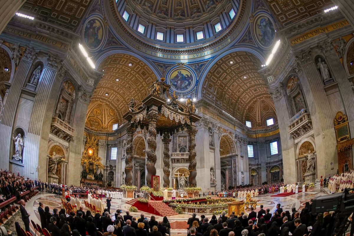 ARCHIVO - El papa Francisco oficia una misa solemne en la Basílica de San Pedro, Vaticano, (AP Foto/Andrew Medichini, File)