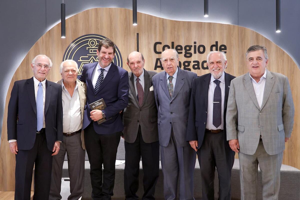 Los jueces del Juicio a las Juntas junto al expresidente uruguayo Julio María Sanguinetti, el referente democrático chileno Sergio Bitar y el presidente del Colegio de Abogados de Córdoba, Eduardo Bittar.