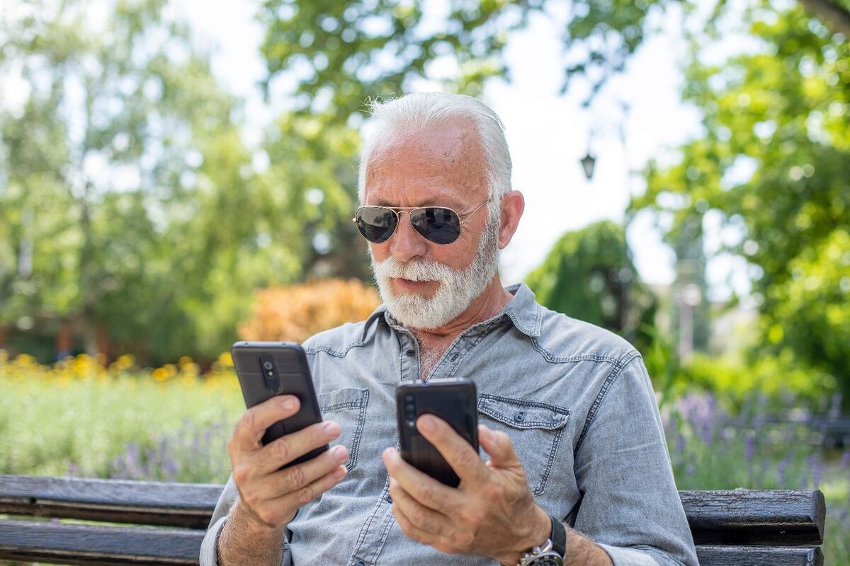 Adultos mayores y tecnología: el 93% usa celular y crece el uso de redes entre los mayores de 65 años, según el Indec