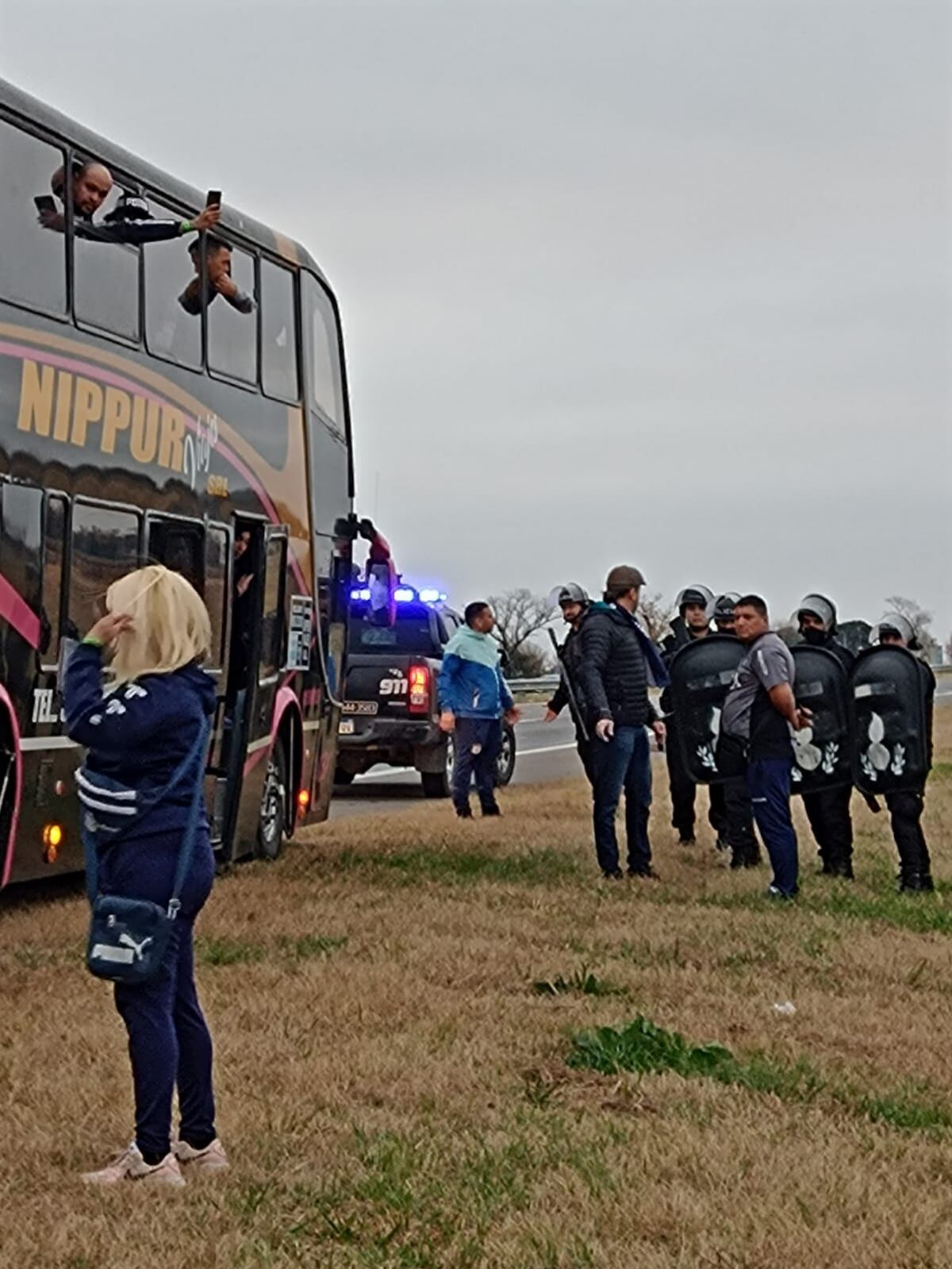 Hinchada de Talleres llegando a Santa Fe. Hubo algunos incidentes y enfrentamientos con la Policía, que arrojaron gas pimienta a uno de los colectivos. (Gentileza)