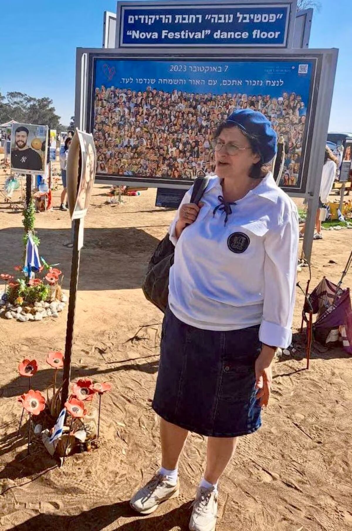 Una foto compartida en medios israelíes la retrata durante una visita reciente al sitio de la masacre del festival Nova.