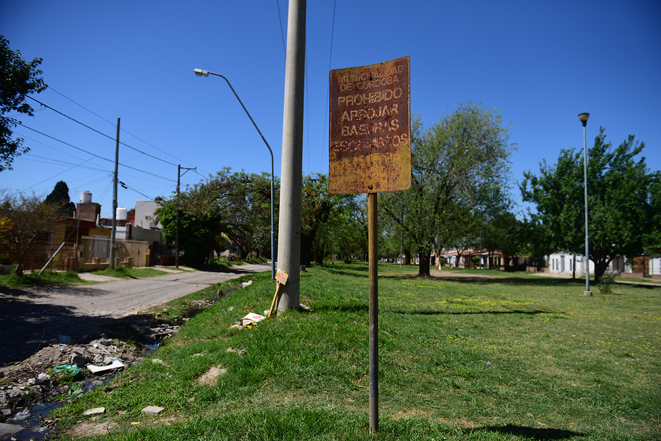 Prohibido tirar basura dice un cartel en la plaza en calle Roque Arias. basural basura. (José Gabriel Hernández / La Voz)