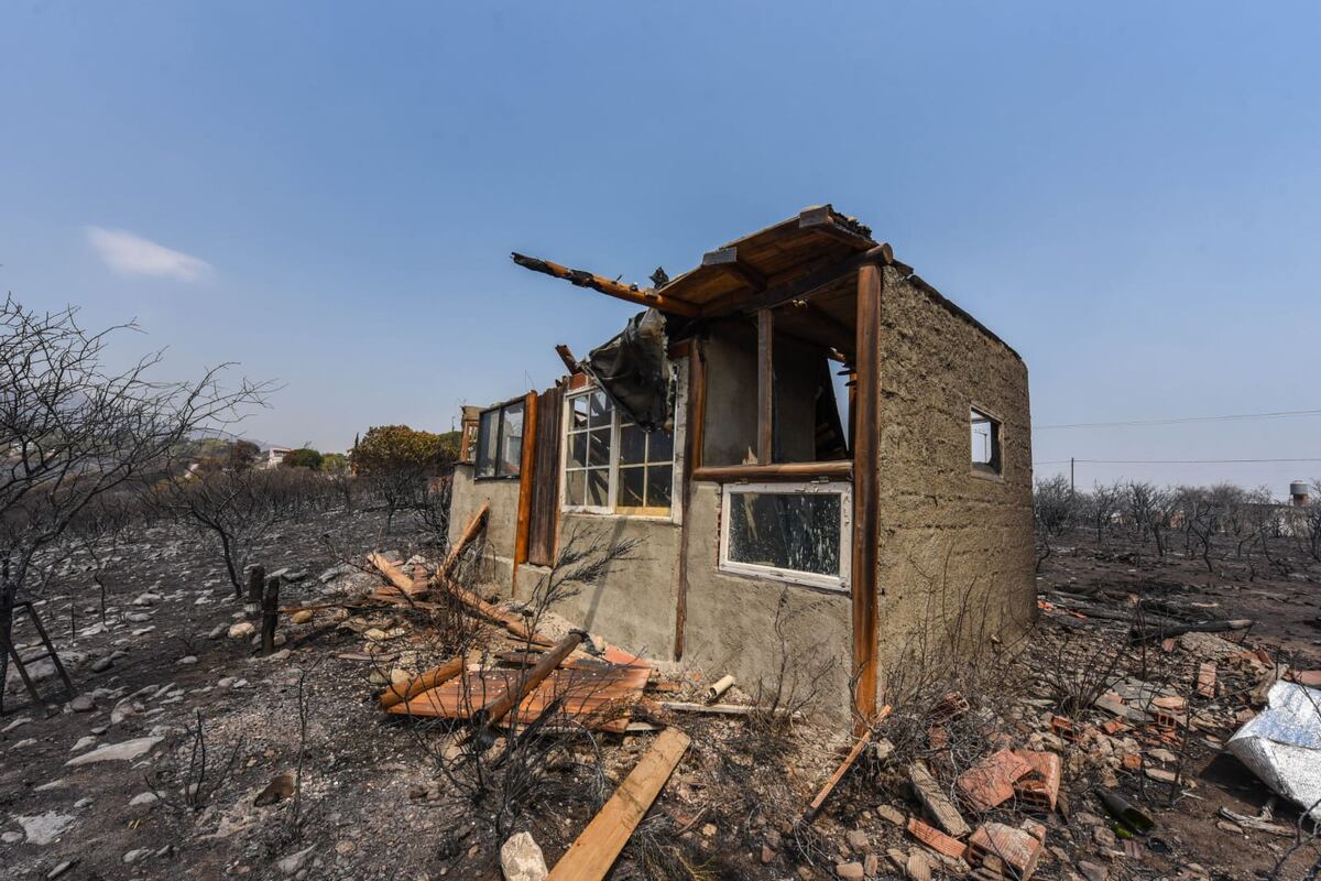 Una de 20 casas quemadas en la zona afectada del norte de Punilla (La Voz)