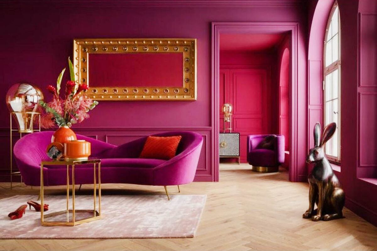 Para las personalidades más intrépidas, varios elementos en Viva Magenta llenarán los espacios de una energía intensa y vigorosa. Es fundamental un piso neutro. Recomendamos: Porcelánico Savane Honey 19x115