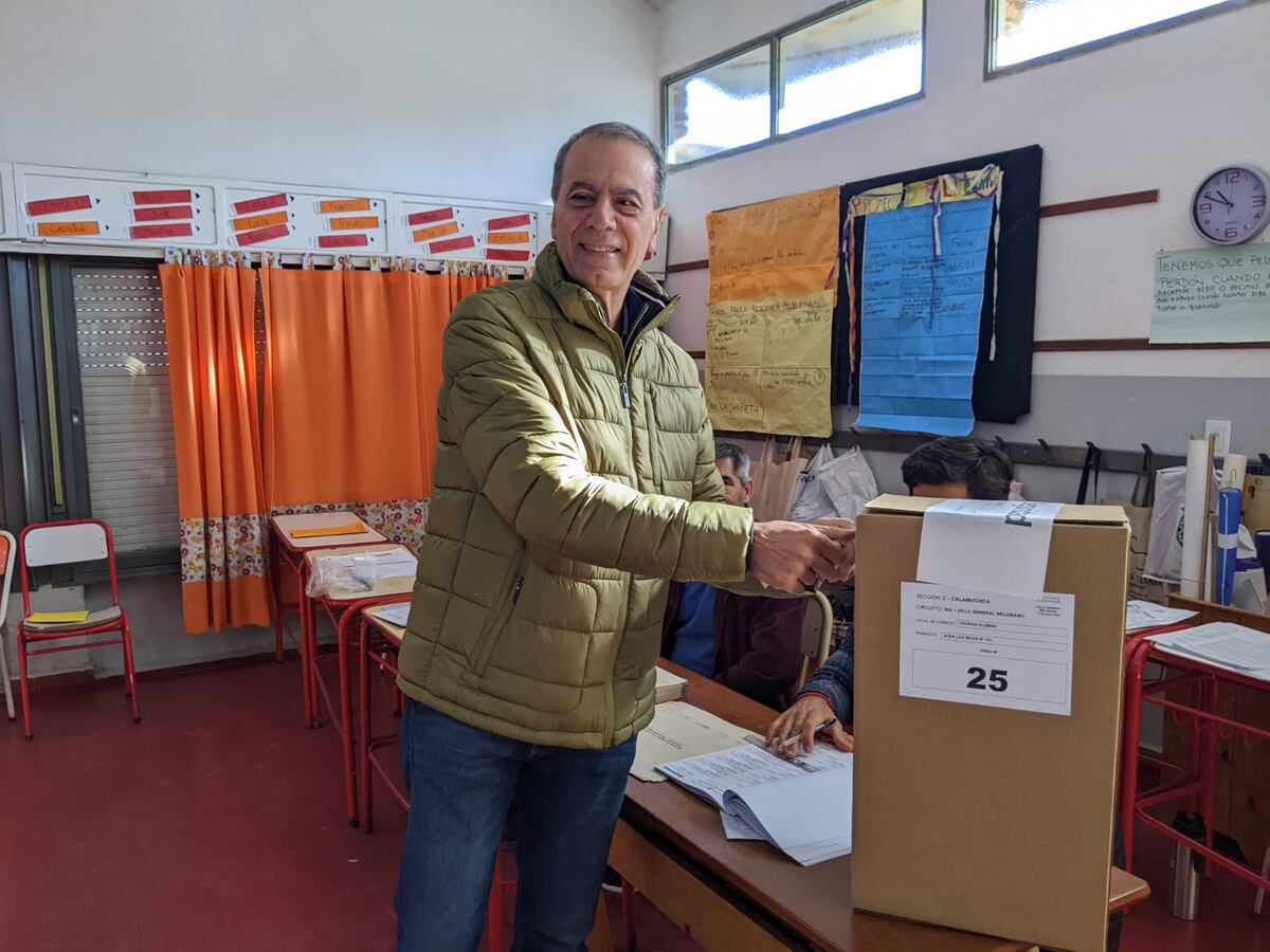 Oscar Santarelli, votando este domingo. Fue reelecto intendente de Villa General Belgrano, con más del 70% de los votos (La Voz)
