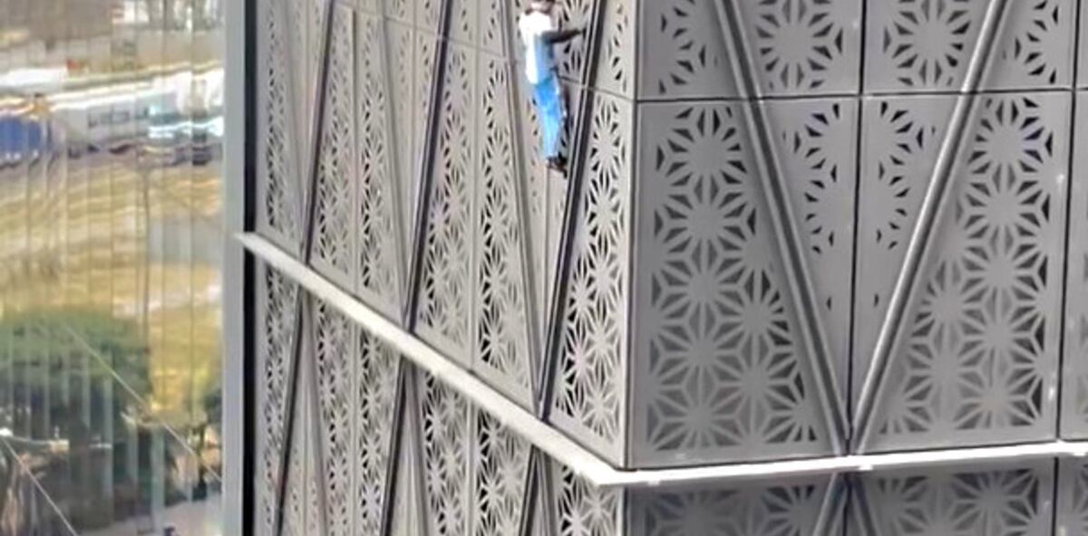 El influencer polaco que se trepó el edificio de 30 pisos en Puerto Madero.