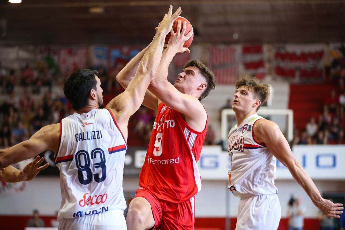 Bautista Lugarini disfruta de un buen arranque de temporada defendiendo la camiseta de Instituto en la Liga Nacional y la Liga Sudamericana. (Leandro Gómez / Prensa Instituto)