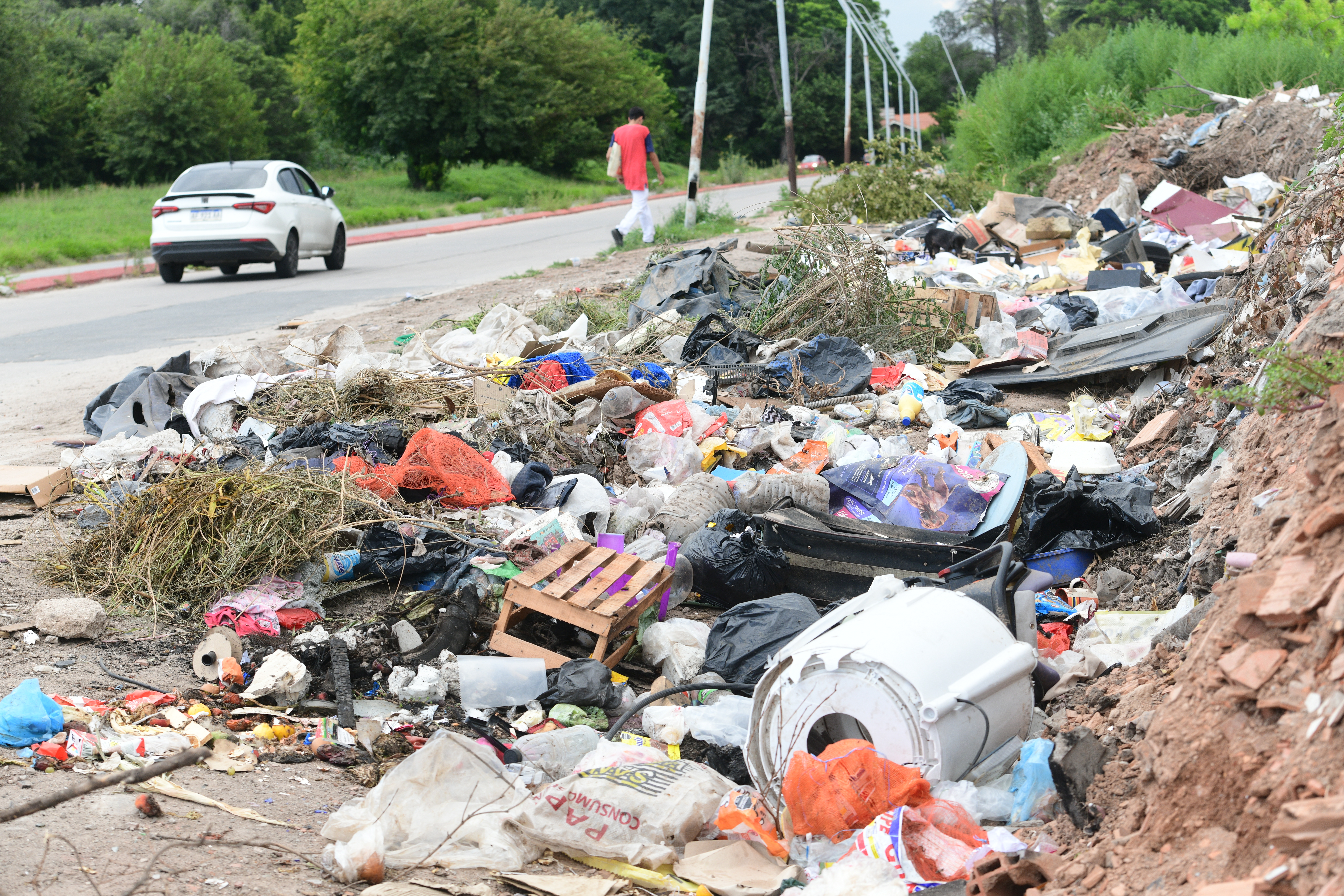 Basural en la calle Roque Arias y García Martínez lleno de escombros y basura y gente que llega con carros a tirar basura. (Javier Ferreyra / La Voz)
