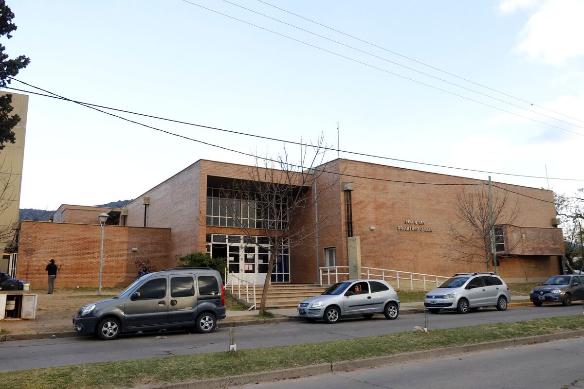 Un alumno del Ipem Arturo Illia, de la ciudad cordobesa de Villa Carlos Paz, falleció este lunes por la tarde tras sufrir una descompensación en la plaza vecina del colegio, ubicado en barrio Villa Domínguez.