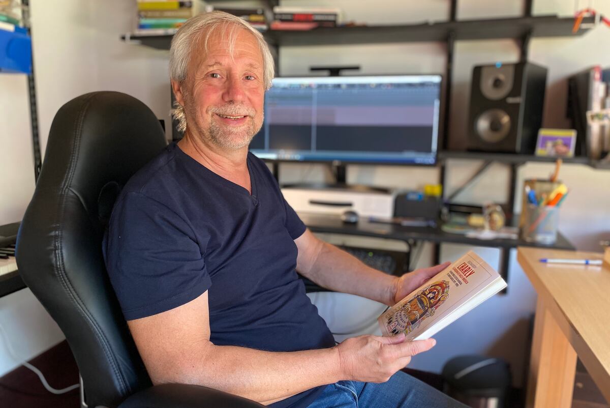 El investigador cordobés, en su espacio de trabajo y con el libro que editó Gourmet Musical en marzo. (Gentileza Diego Madoery)