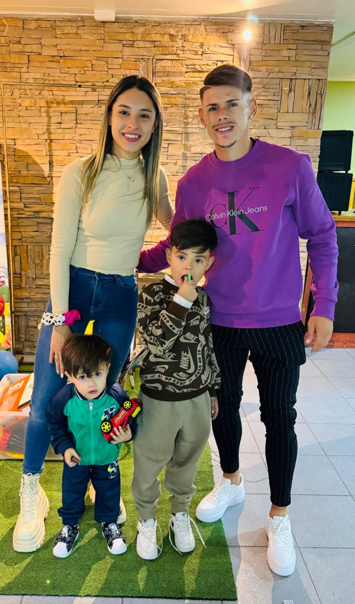 Franco García y su familia en Chile. Es figura de Cobresal.