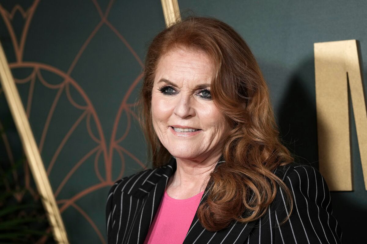 ARCHIVO - Sarah Ferguson, la duquesa de York, posa para los fotógrafos durante el estreno de la cinta "Marlowe", el 16 de marzo de 2023, en Londres. (Scott Garfitt/Invision/AP, Archivo)