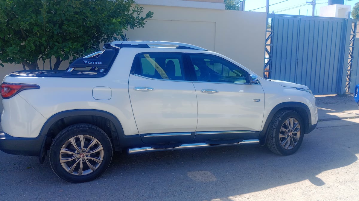 La camioneta fue robada de la concesionaria y abandonada a siete kilómetros, en barrio General Savio. (Policía)