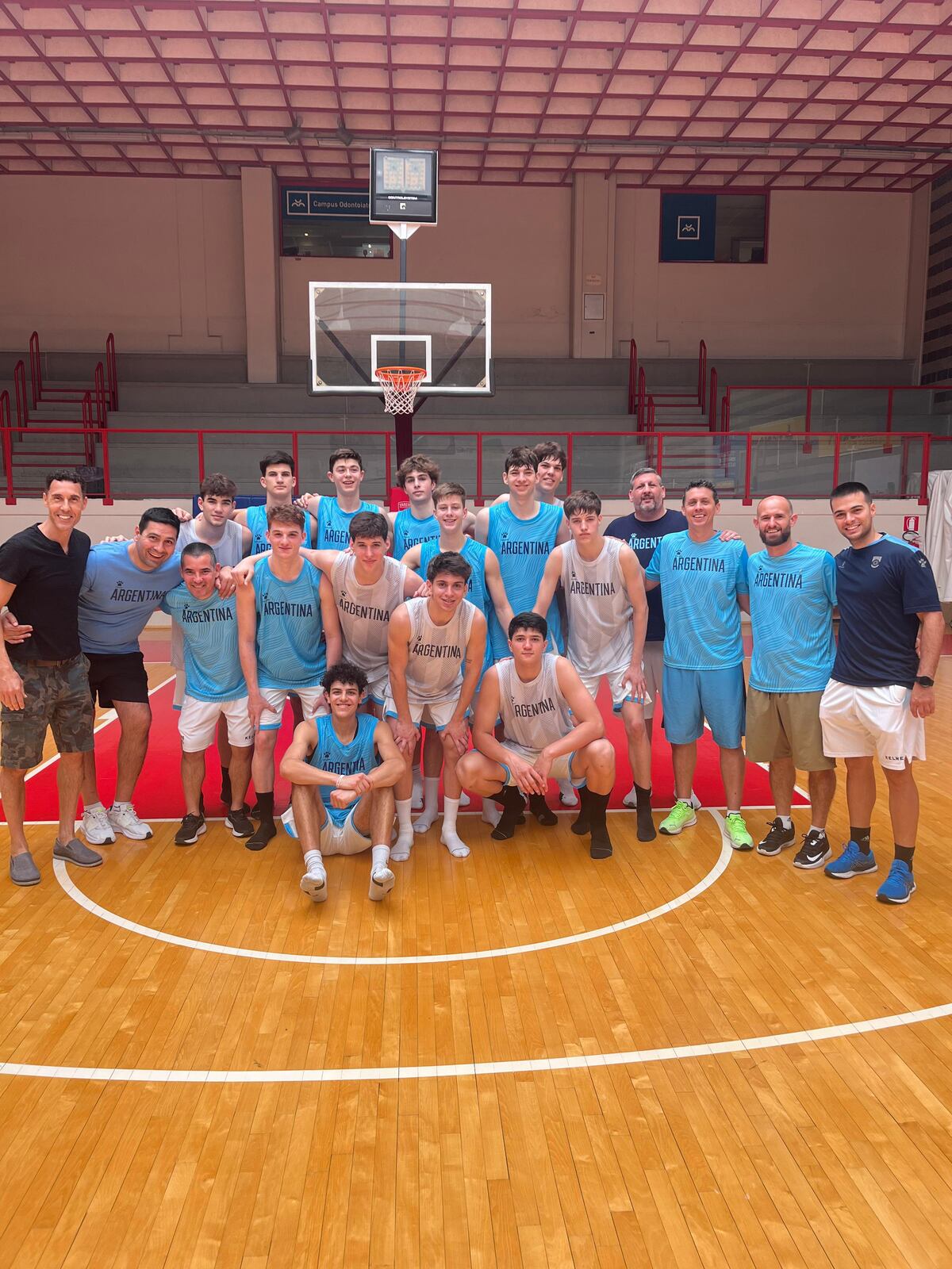 Pablo Prigioni con el plantel de la selección argentina U17 que se prepara para el Mundial de la categoría, a jugarse en Turquía. (Prensa CAB)