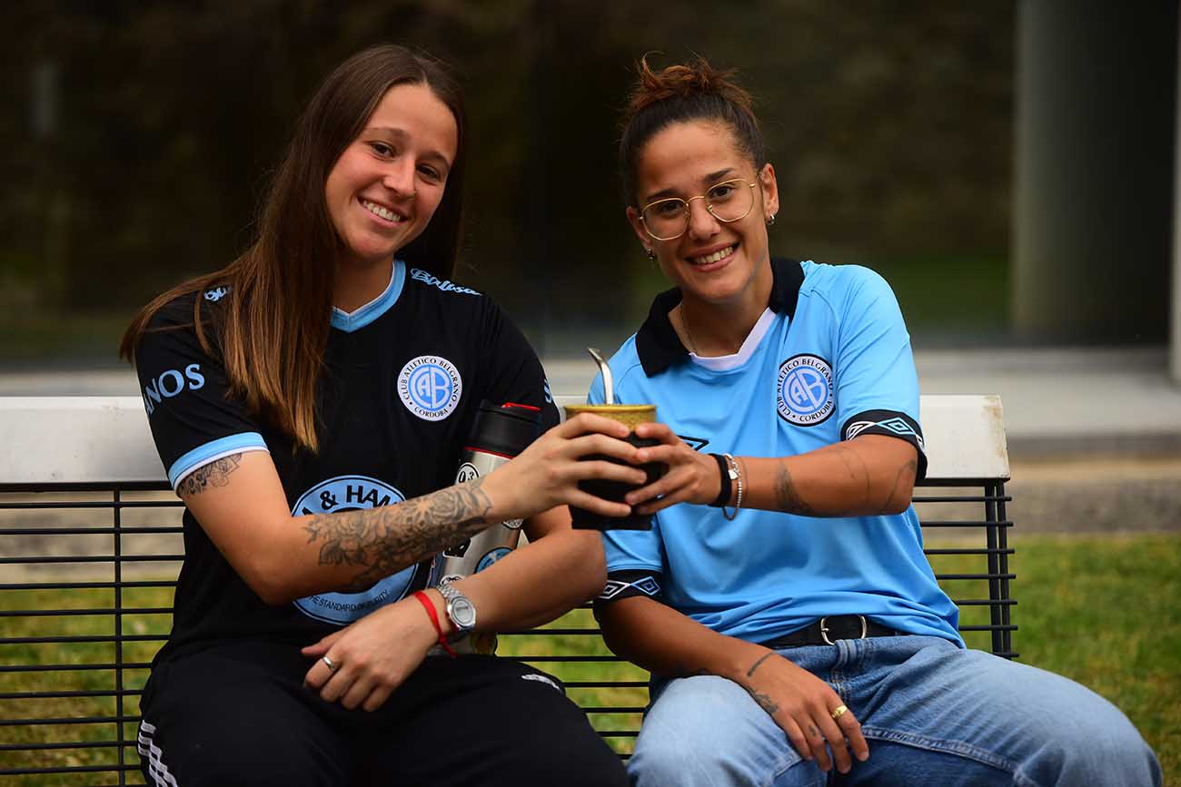 Belén Taborda y Agustina Sánchez, jugadoras de fútbol femenino de Belgrano. (José Gabriel Hernández / La Voz)