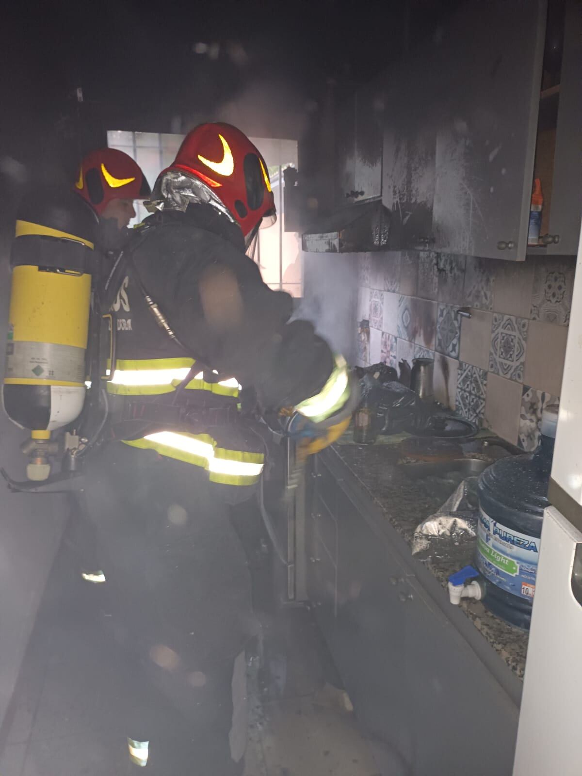 Un hombre fue rescatado por el personal de bomberos cuando su casa se prendió fuego. (Policía)