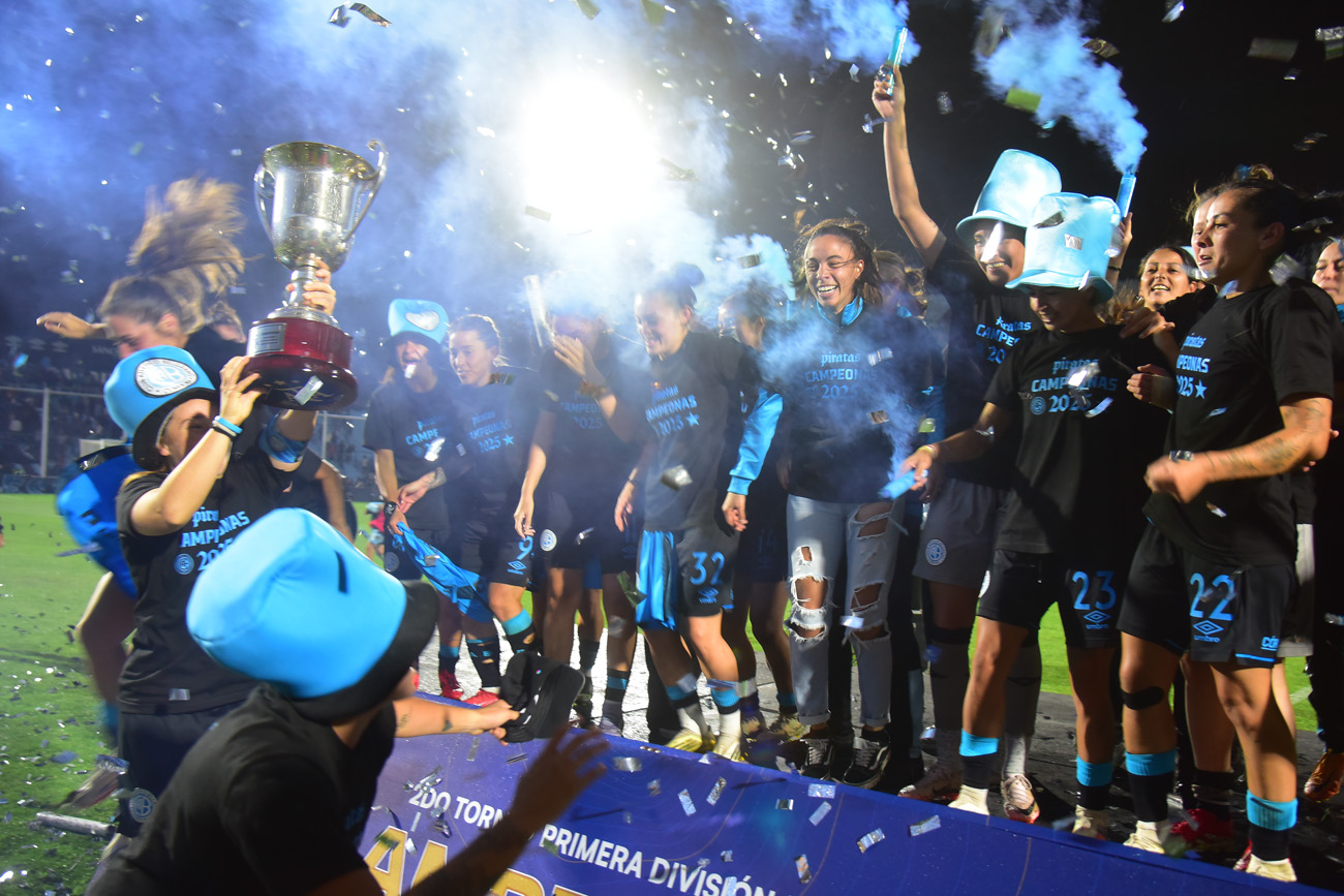 Belgrano campeón de primera división del fútbol femenino. Le gano a Racing 2 a 0 en Alberdi. Foto Ramiro Pereyra / LVI